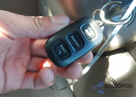 2005 Toyota Camry Le z USA, uszkodzony, nr VIN 4T1BE32K85U628037